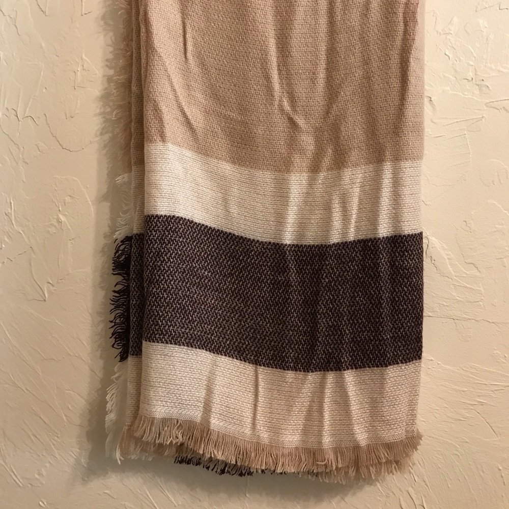 55”X55” Throw or Shawl Light-weight Great Condition Used - Picture 4 of 4